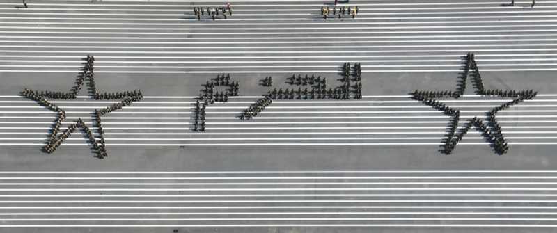 سمو الأمير يشهد حفل تخرج دفعة الطلبة الضباط الجامعيين الـ23 بكلية علي الصباح العسكرية