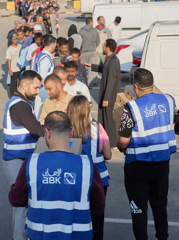  الأهلي يوزع وجبات الإفطار والسلال الغذائية خلال الشهر الفضيل