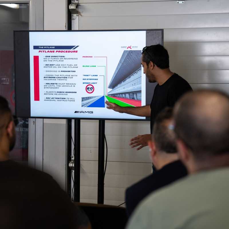  الملا أوتوموبيلز تنظم AMG Track Days في حلبة الكويت لرياضة المحركات KMT
