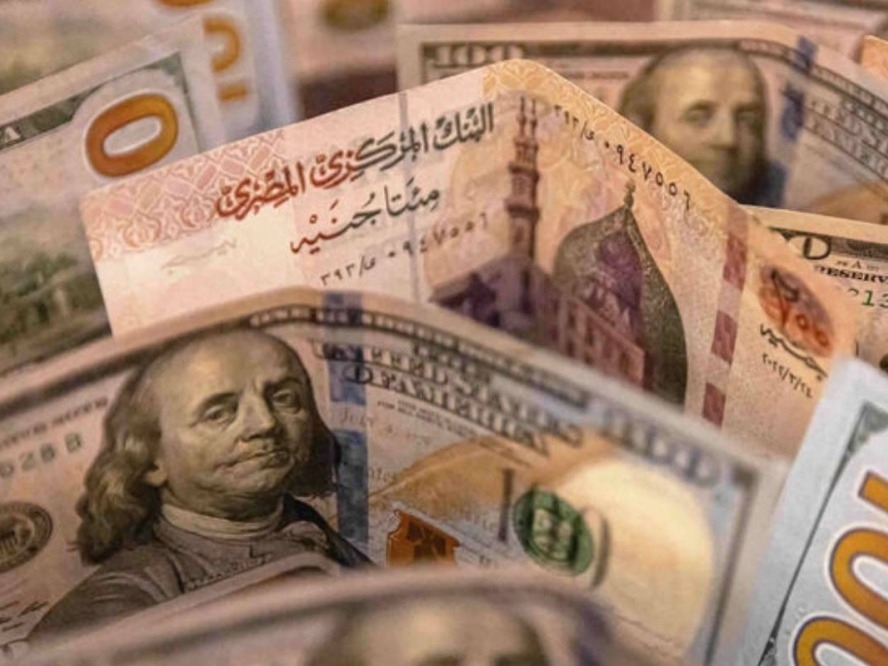 الدولار قفز لـ33.5 جنيه بالسوق السوداء: هل تتجه مصر لتعويم جديد؟