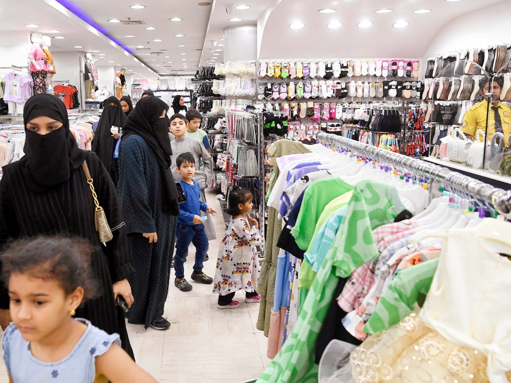 عزوف عن شراء مستلزمات العيد: تزامن مع عطلة الصيف وسفر المقيمين