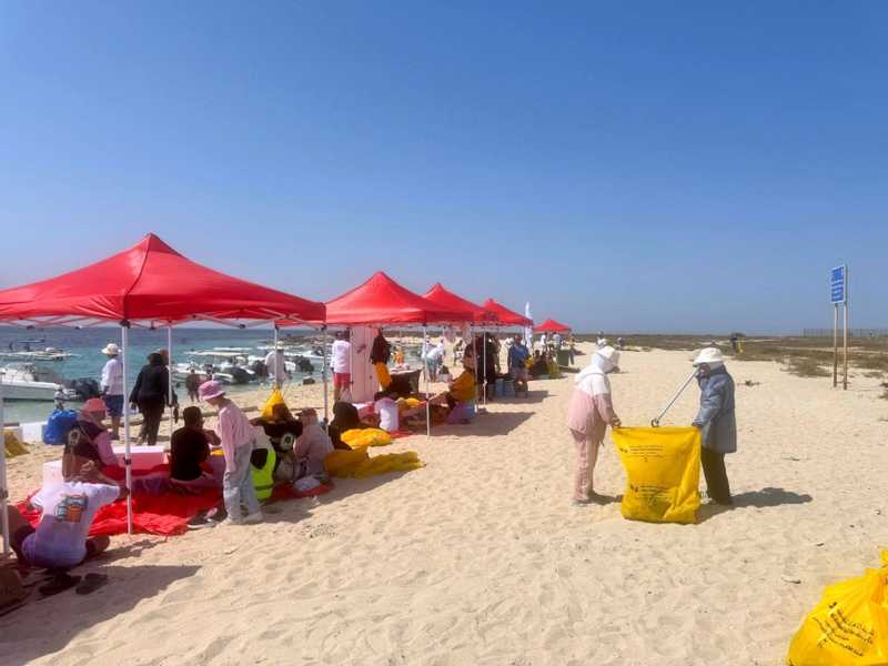 جمع 5 آلاف كيس نفايات من شواطئ الجزر