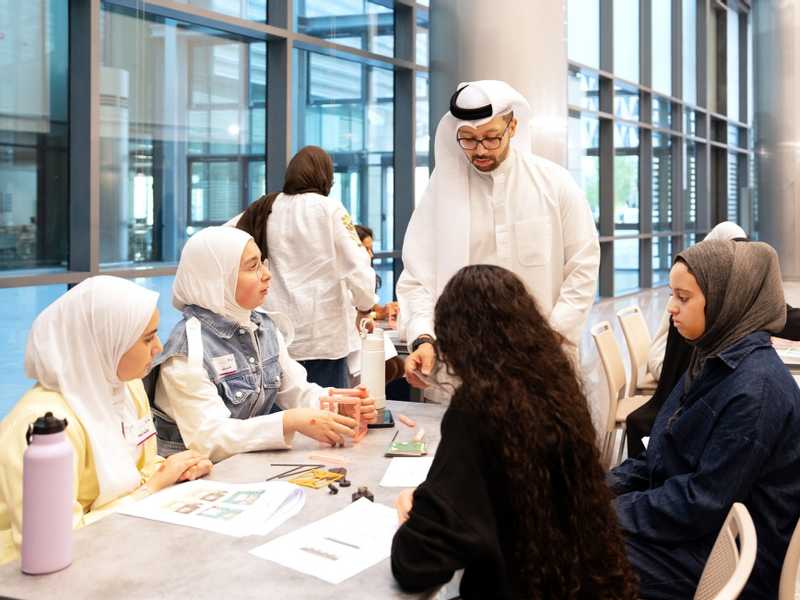 طالبات كويتيات يتدربن على «الدرون» وتركيب الروبوتات