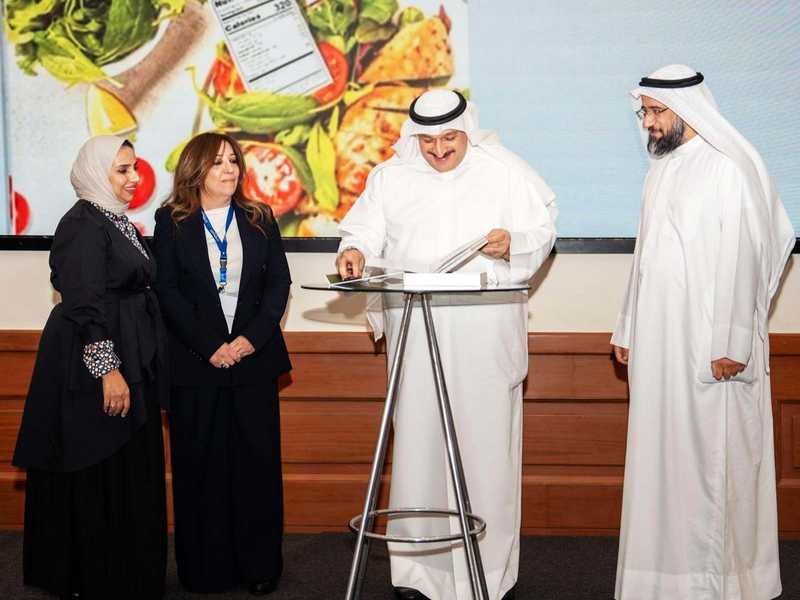 العوضي دشَّن دليل الوصفات الغذائية: توحيد معايير خدمات الإطعام في المرافق الصحية