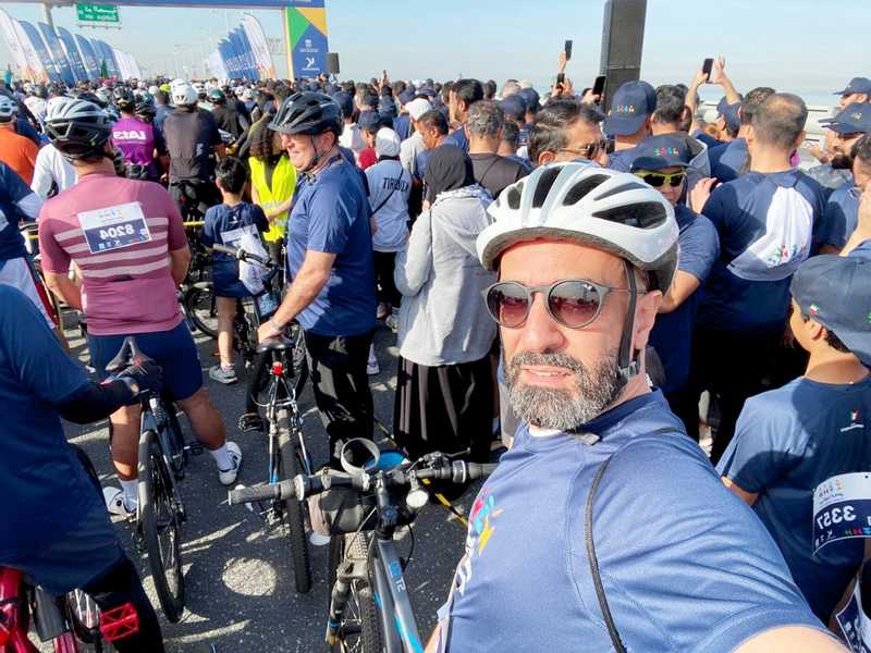 دبلوماسيون خارج البروتوكول.. درّاجون ومغنون وشعراء