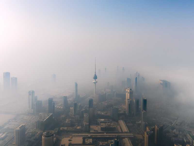 ضباب وأمطار متفرقة.. اليوم وغداً