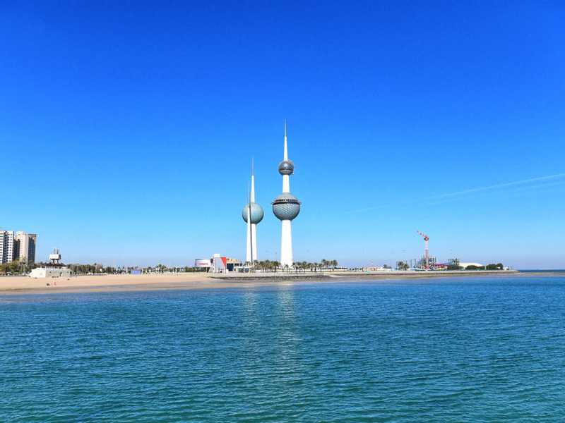 طقس مائل للحرارة ورطب نسبياً خاصة بالمناطق الساحلية