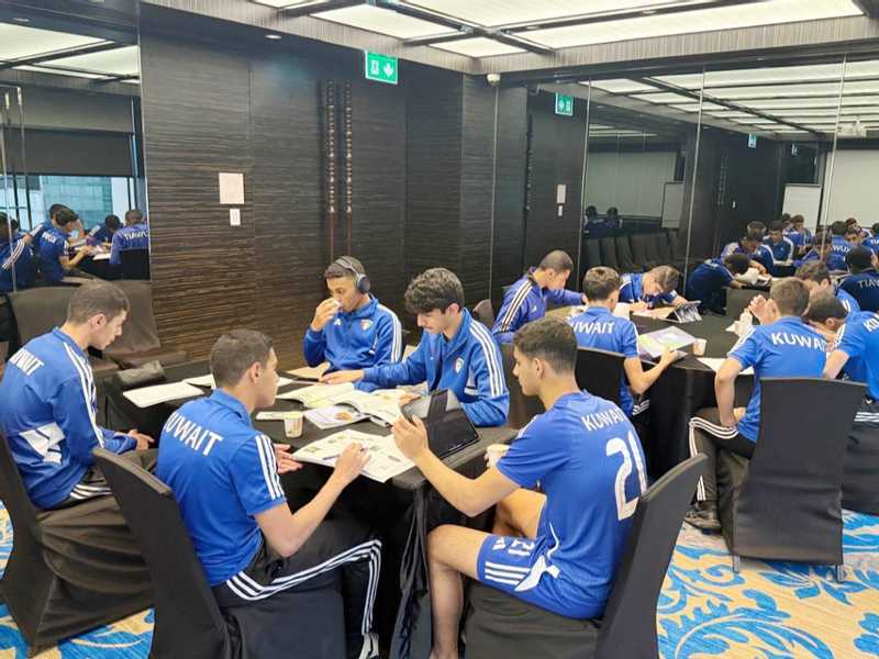 الجهاز الفني لأزرق الناشئين يمنح اللاعبين «ساعة دراسية» يومياً