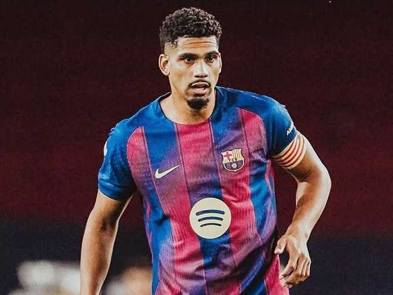 مدافع البارسا أراوخو وصل تل أبيب.. في رحلة روحية للتعافي نفسياً