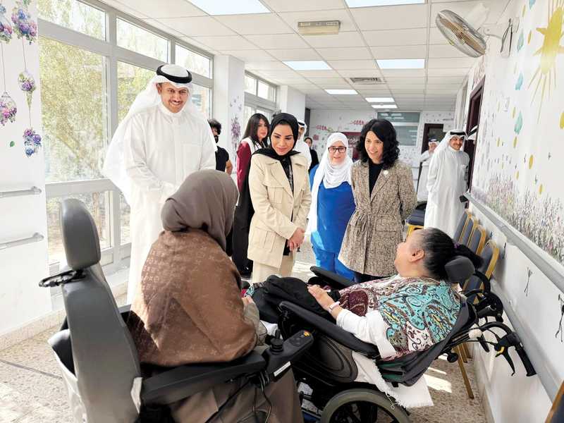 انطلاق توزيع الكراسي المتحرِّكة لذوي الإعاقة بعد انقطاع