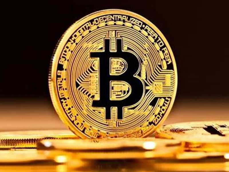 عملة بيتكوين تهوي إلى أقل من 82 ألف دولار