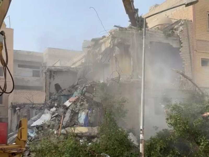 البلدية تستكمل إزالة العقارات المتهالكة في جليب الشيوخ