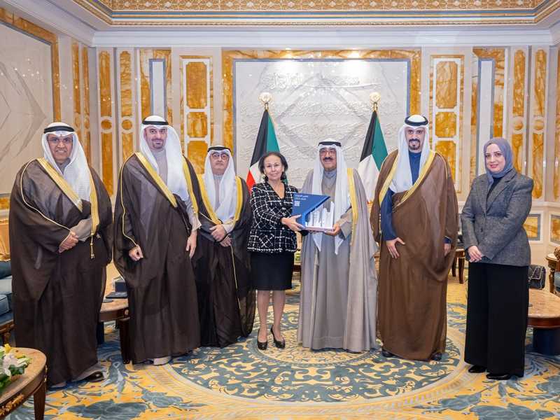 سمو الأمير يتسلم التقرير السنوي العاشر لأعمال هيئة تشجيع الاستثمار