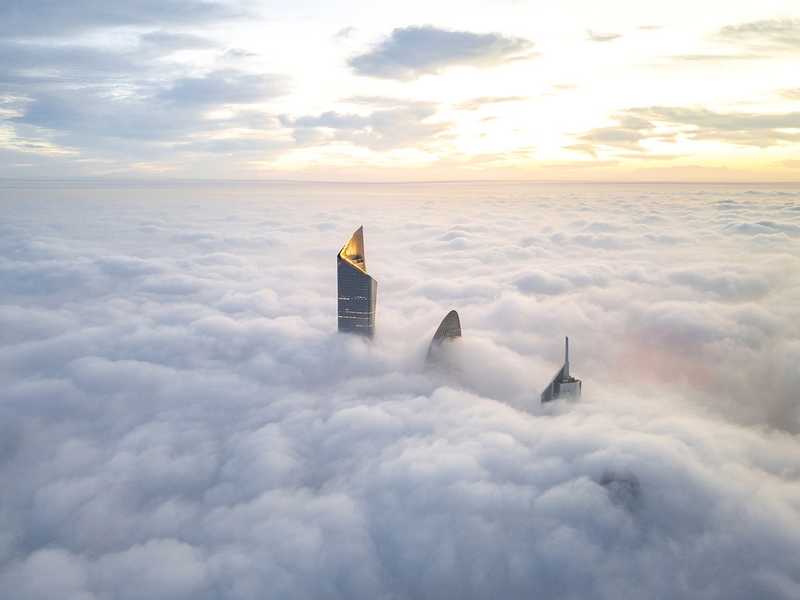 ضباب كثيف.. يرسم لوحة جمالية لمعالم الكويت