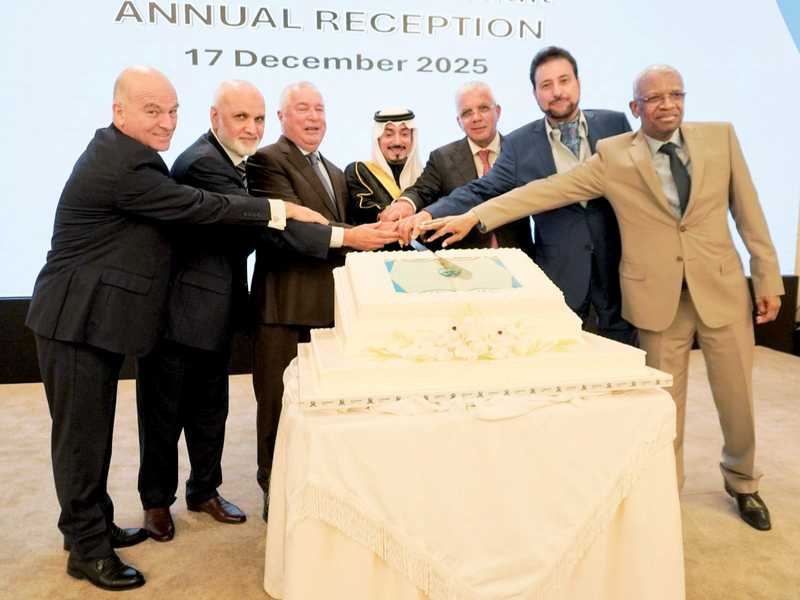 عميد السلك الدبلوماسي كرَّم سفراء: سعي لتسجيل دواوين الكويت في «غينيس»