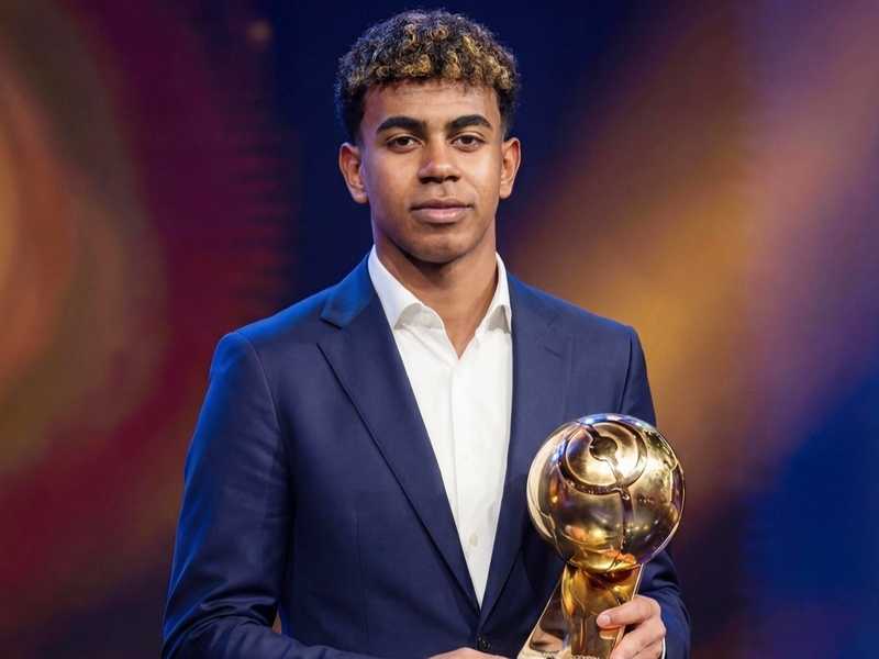 لامين يامال يفوز بجائزة أفضل مهاجم في العالم 2025