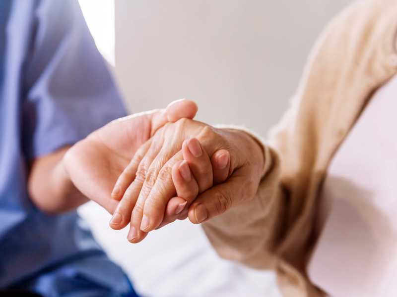 مساعده الاخرين.. تعزز صحه دماغك