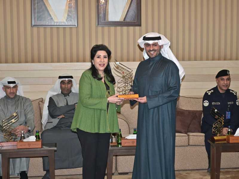 «التجاري» يتلقي تكريما من محافظه مبارك الكبير