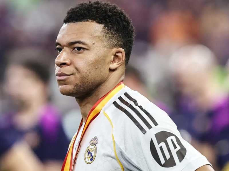 مبابي منع زملاءه من إقامة ممر شرفي للاعبي برشلونة