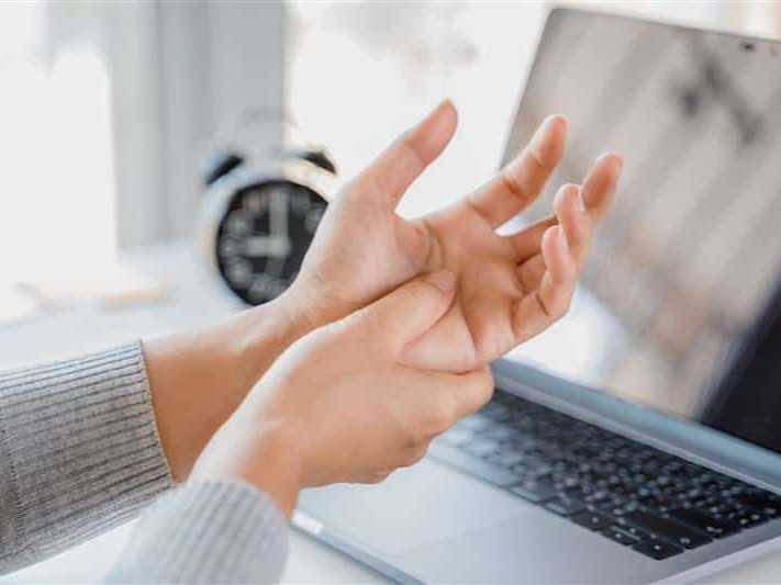  اسباب رئيسيه لتنميل اليدين والقدمين