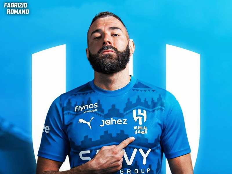 رسميا.. الهلال يضم بنزيما قادما من اتحاد جده