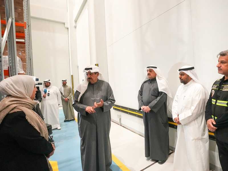 سمو رئيس الوزراء يقوم بزياره تفقديه الي مستودع الادويه والمستلزمات الطبيه