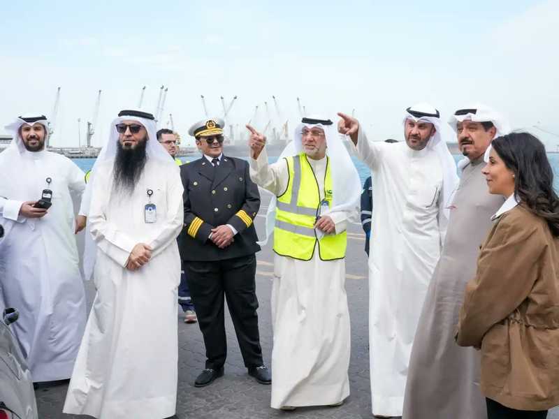 رئيس الوزراء تفقد ميناء الشعيبه واطلع  علي اجراءات الامن والسلامه