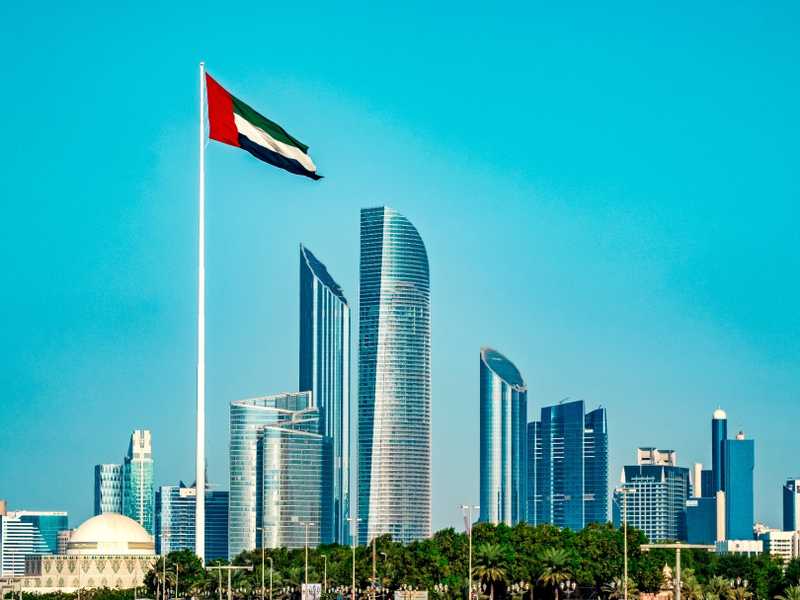 وكاله الانباء الاماراتيه: مقتل شخص اثر سقوط شظايا صاروخيه في ابوظبي