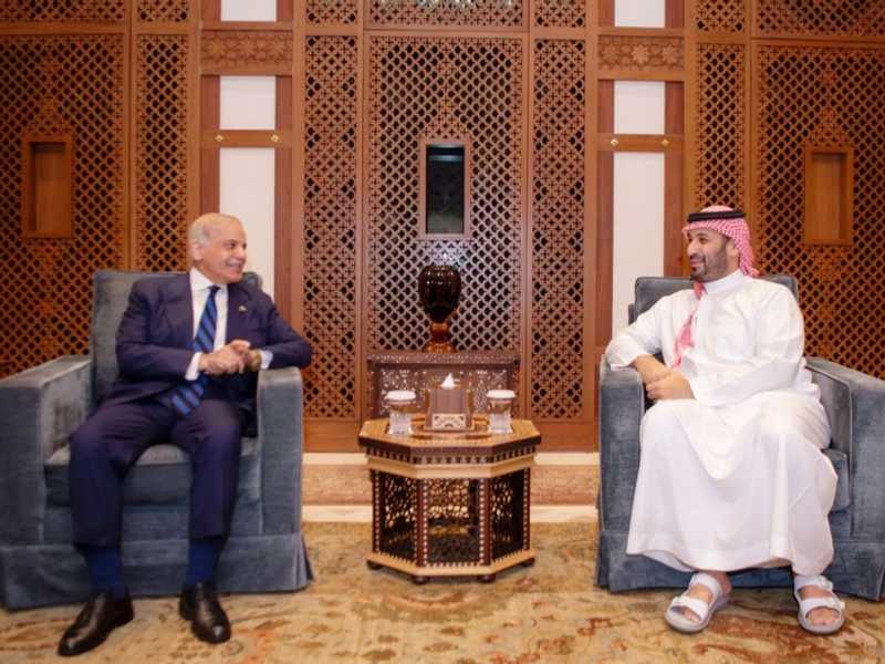 ولي العهد السعودي يبحث مع رئيس وزراء باكستان تطورات الاوضاع الاقليميه