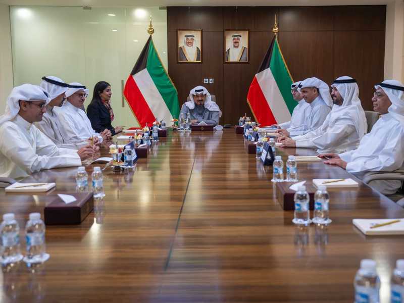 رئيس الوزراء يتراس اجتماعا لبحث سبل تعزيز البنيه التحتيه واللوجستيه