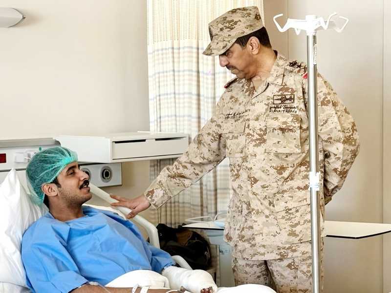 رئيس الاركان العامه للجيش يزور عددا من مصابي الحرس الوطني 