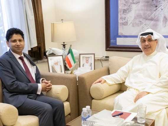 سمو امير البلاد يتسلم رساله خطيه من ملك بريطانيا.. تسلمها وزير شؤون الديوان الاميري من السفير البريطاني