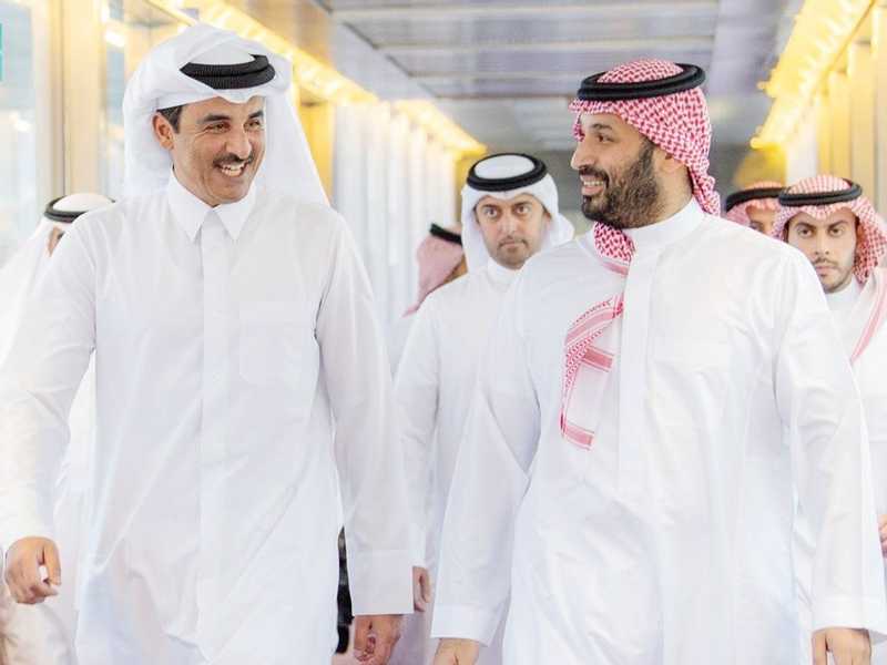  ولي العهد السعودي يستقبل امير  قطر لدي وصوله الي جده