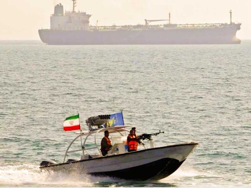 البحريه البريطانيه: الحرس الثوري يطلق النار علي ناقله وسفينه في مضيق هرمز