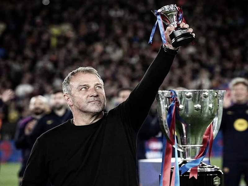 هانزي فليك يجدد عقده مع برشلونه.. حتي يونيو 2028