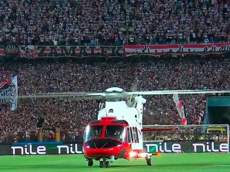 الزمالك بطلا للدوري المصري.. وطائره هليكوبتر تنقل الدرع الي الملعب