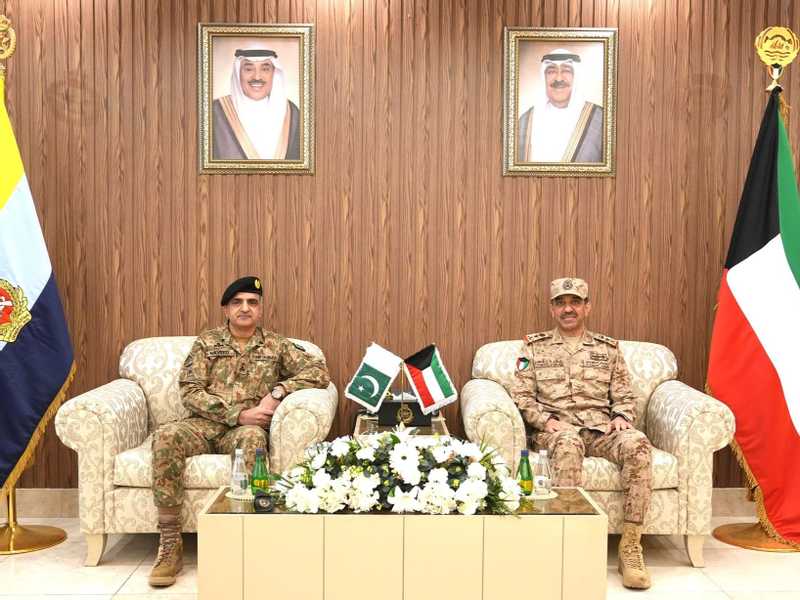 رئيس الاركان يبحث مع مدير عمليات الجيش الباكستاني تطوير اوجه الدفاع العسكري