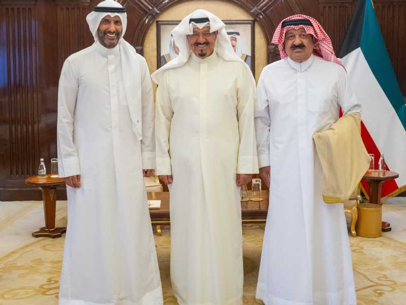 رئيس الوزراء يتسلم دعوه لحضور نهائي كاس التحدي الاسيوي لكره القدم
