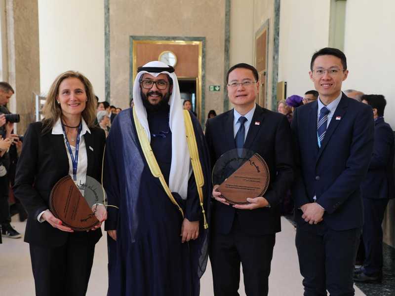 وكيل وزاره الصحه يسلم جائزه «صباح الاحمد لتعزيز صحه كبار السن» للبروفيسور فيلاس ومجموعه «سينغ هيلث»
