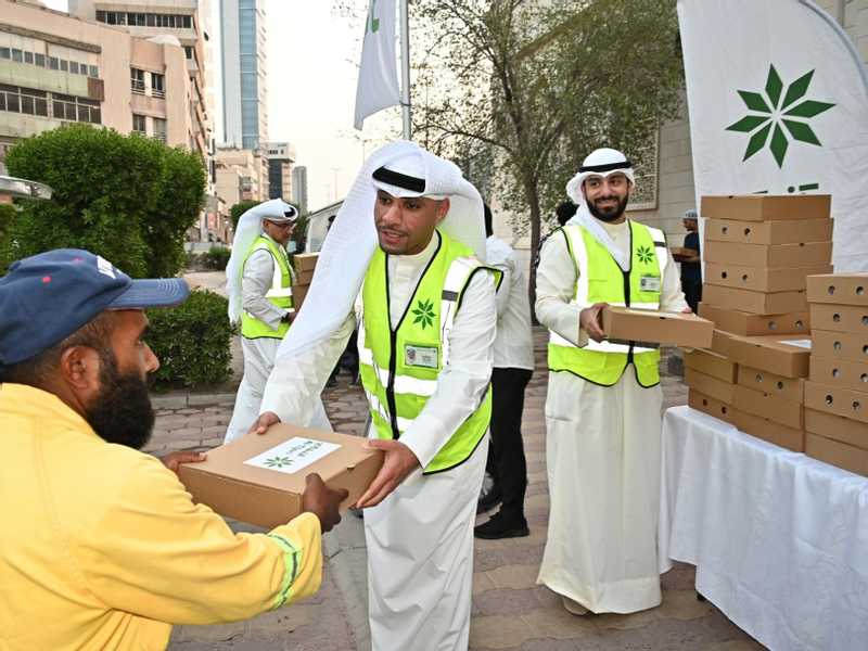«التجاري» يوزع وجبات افطار صائم علي العمال في يوم الوقوف بعرفه