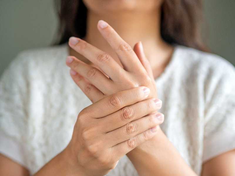 9 اسباب شائعه وراء تنميل اليدين