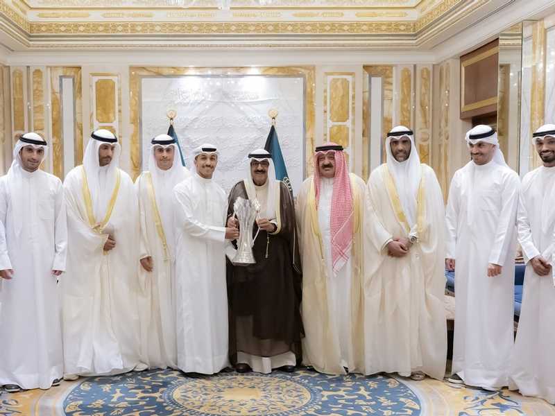 سمو الامير يستقبل مجلس اداره ولاعبي نادي الكويت