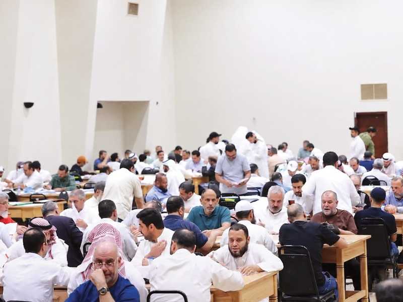 طلاب «العلمي» يختبرون في «الفيزياء» .. و«الادبي» في «الفلسفه»