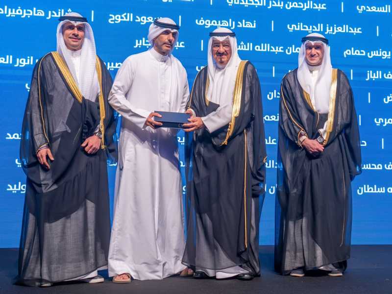 سمو رئيس الوزراء يكرم رئيس مجلس اداره نادي الكويت