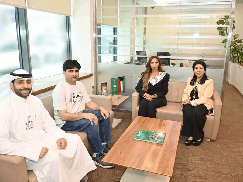 البنك التجاري يستقبل الفائز بجائزه الـنصف مليون دينار