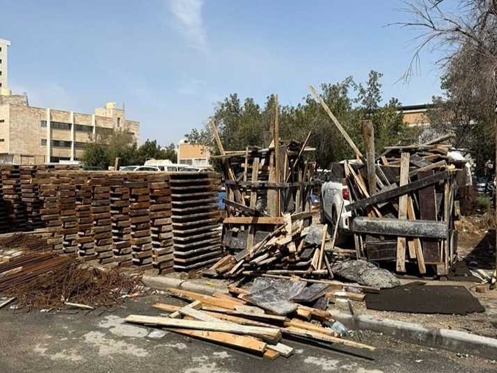«البيئه»: 500 دينار غرامه القاء مخلفات الازاله في الطرق 