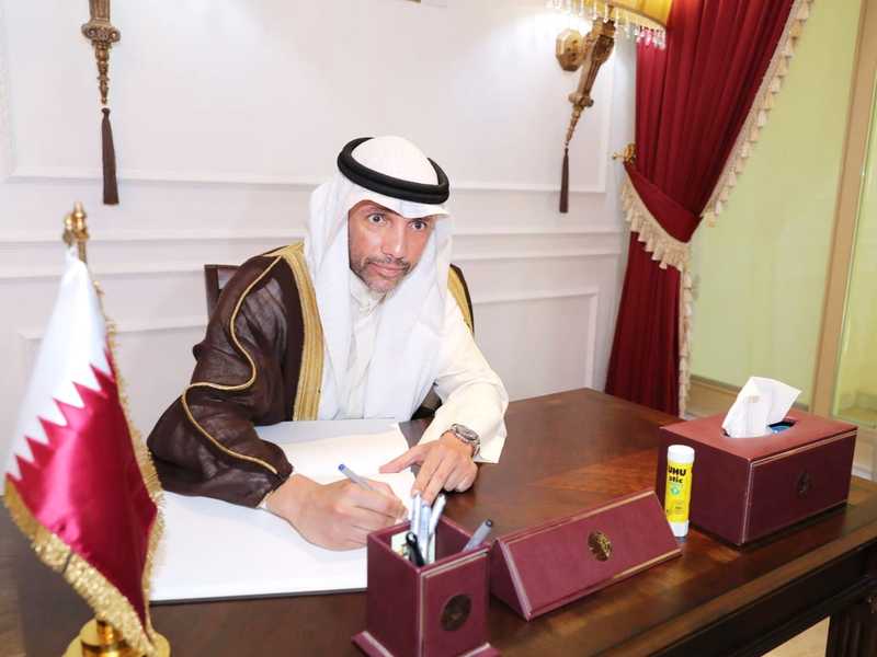 السفاره القطريه تواصل استقبال المعزين بوفاه الامير الوالد