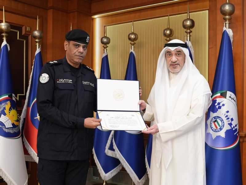 النائب الاول يكرم ضابطين من قطاع مديريات الامن لتفانيهما في اداء الواجب 