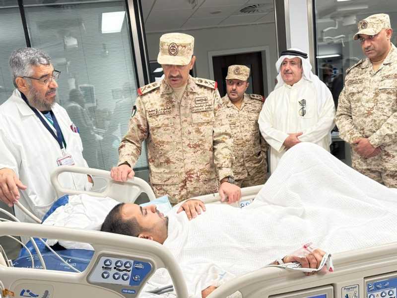 رئيس الاركان ونائبه يطمئنان علي منتسبي القوه البريه الذين اصيبوا اليوم