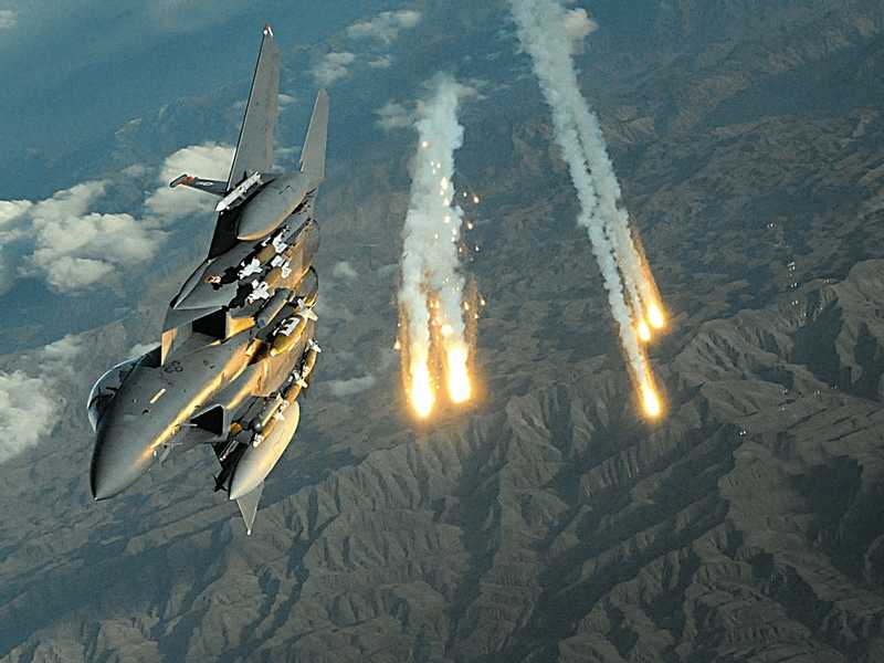 اكسيوس عن مسؤول امريكي: الجيش الامريكي ينفذ ضربات ضد اهداف ايرانيه في مضيق هرمز